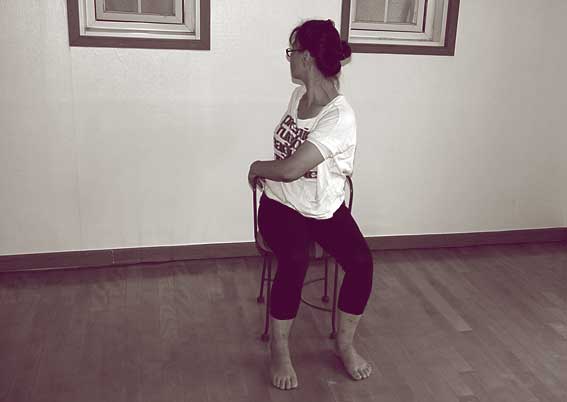 Упражнения йоги - скручивание на стуле