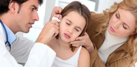 осмотр врача больных детских ушей