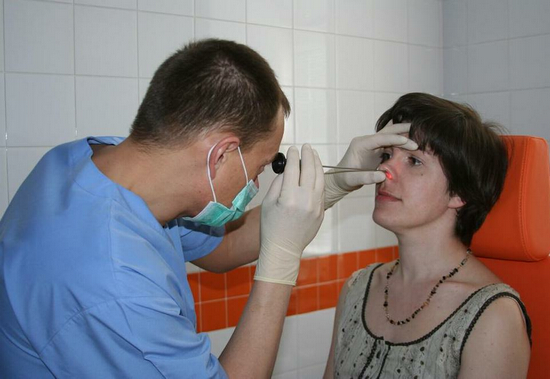Врач осматривает пациента и назначает лечение. Если оно не помогает, врач может назначить хирургический метод лечения гайморита