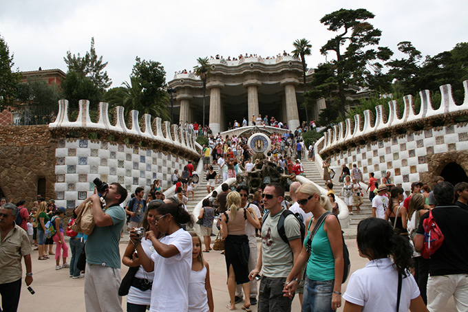 Толпы туристов в парке Гуэль в Барселоне
